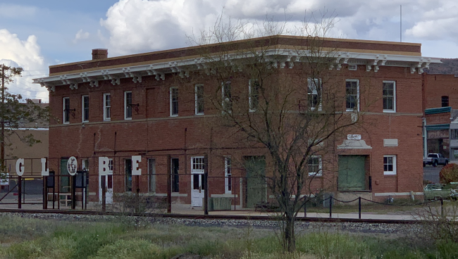 Building with the wording Globe on fence